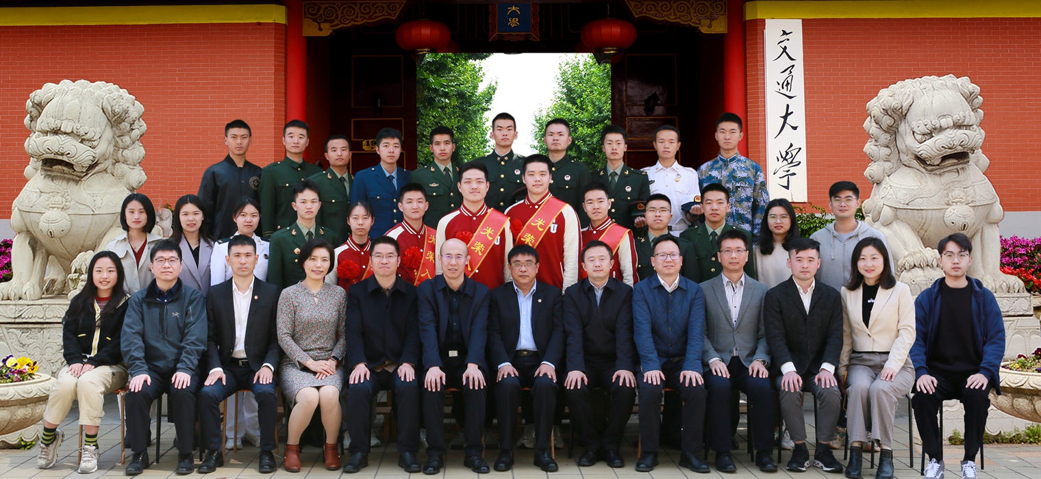 携笔从戎家国梦，淬炼成钢军旅情