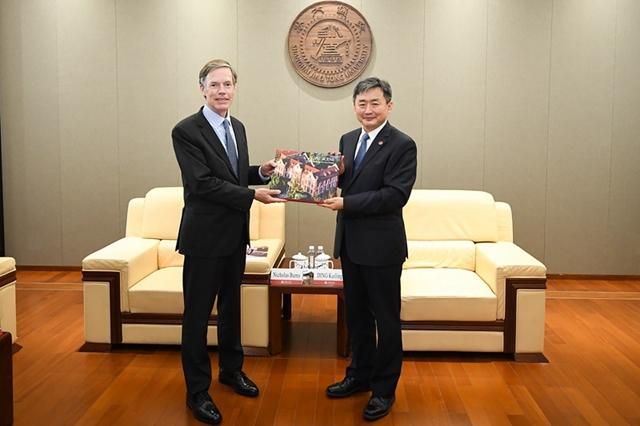 美国驻华大使尼古拉斯·伯恩斯一行到访上海交通大学