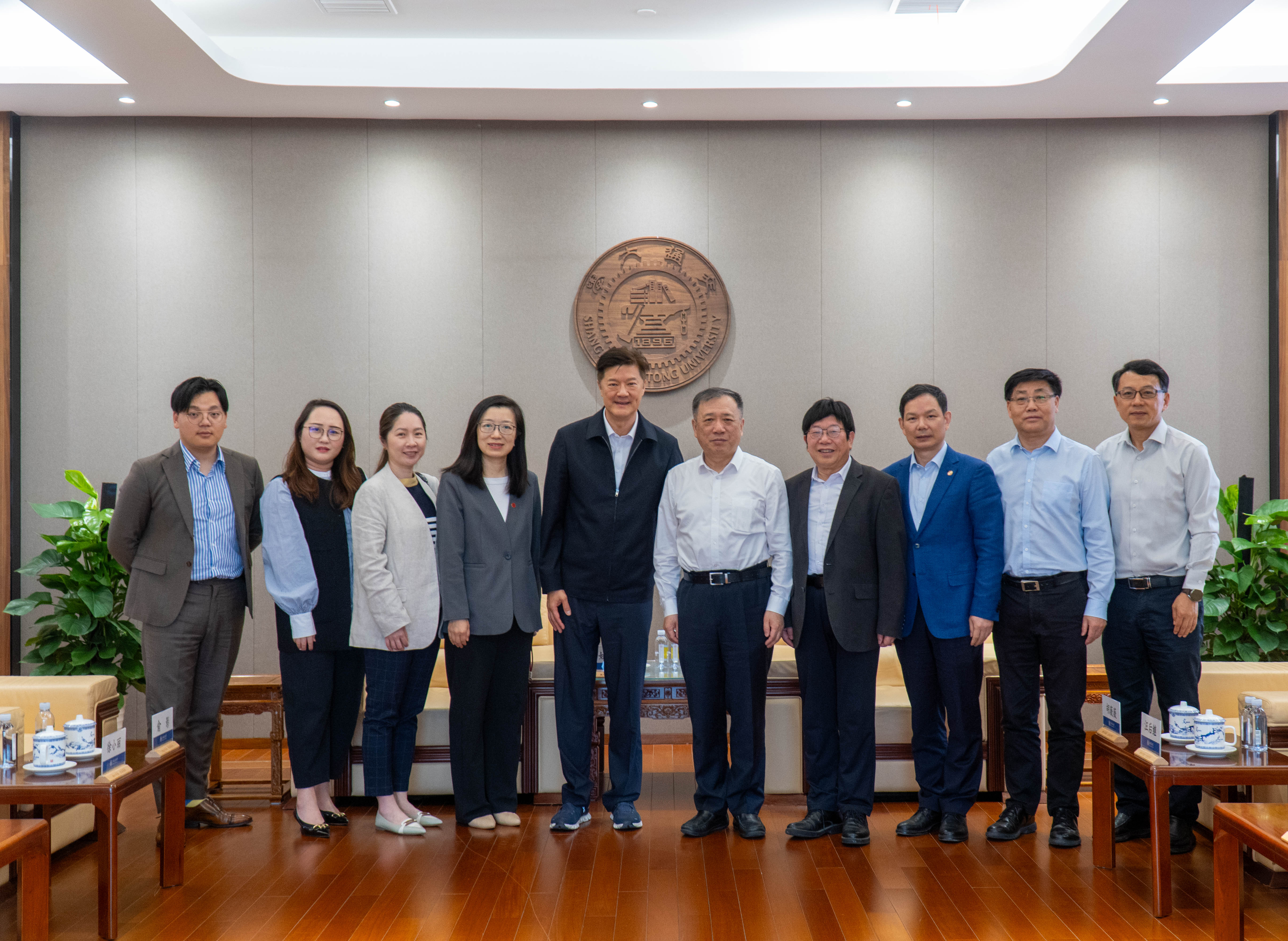 沪港社团总会主席姚祖辉一行到访上海交大