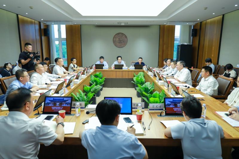 云南省曲靖市领导访问上海交大