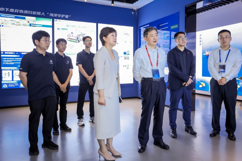 校领导赴海南研究院调研并看望在琼师生