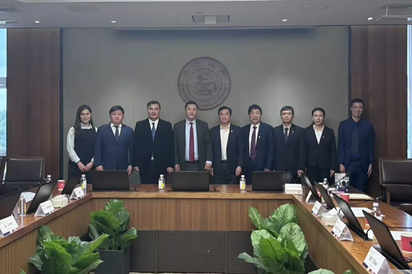 蒙古国边境口岸管理局局长一行访问上海交通大学