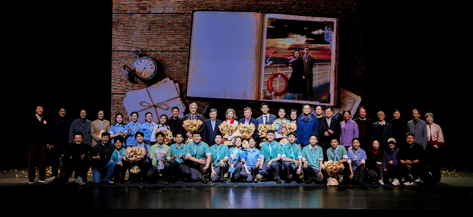 交大原创大师剧《霞光颂》燃情首演，以霞光之约赴百卅浪漫